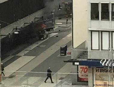 Τρομοκρατική επίθεση Στοκχόλμη: Η στιγμή που το φορτηγό έχει τυλιχτεί στις φλόγες (βίντεο)